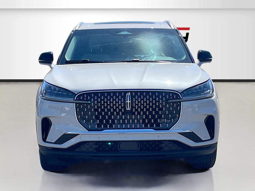 Used 2025 White Lincoln Premiere image 2