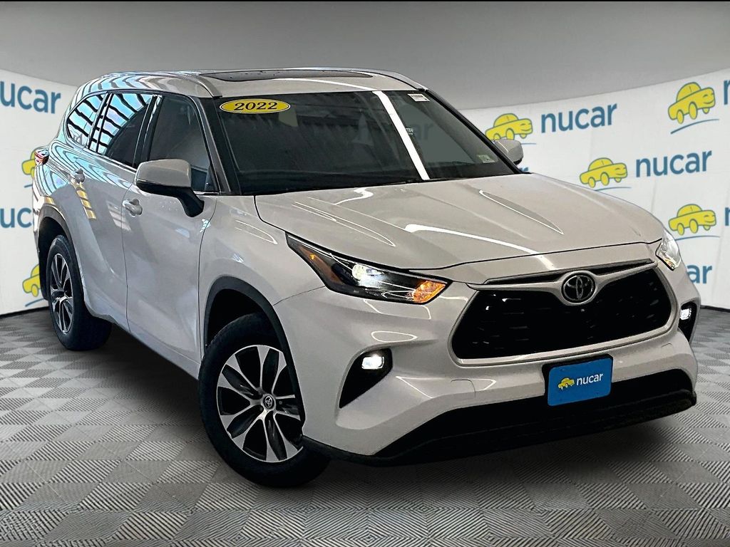Pearl 2022 Toyota Highlander XLE AWD SUV / Crossover All-Wheel Drive 8-Speed Automatic