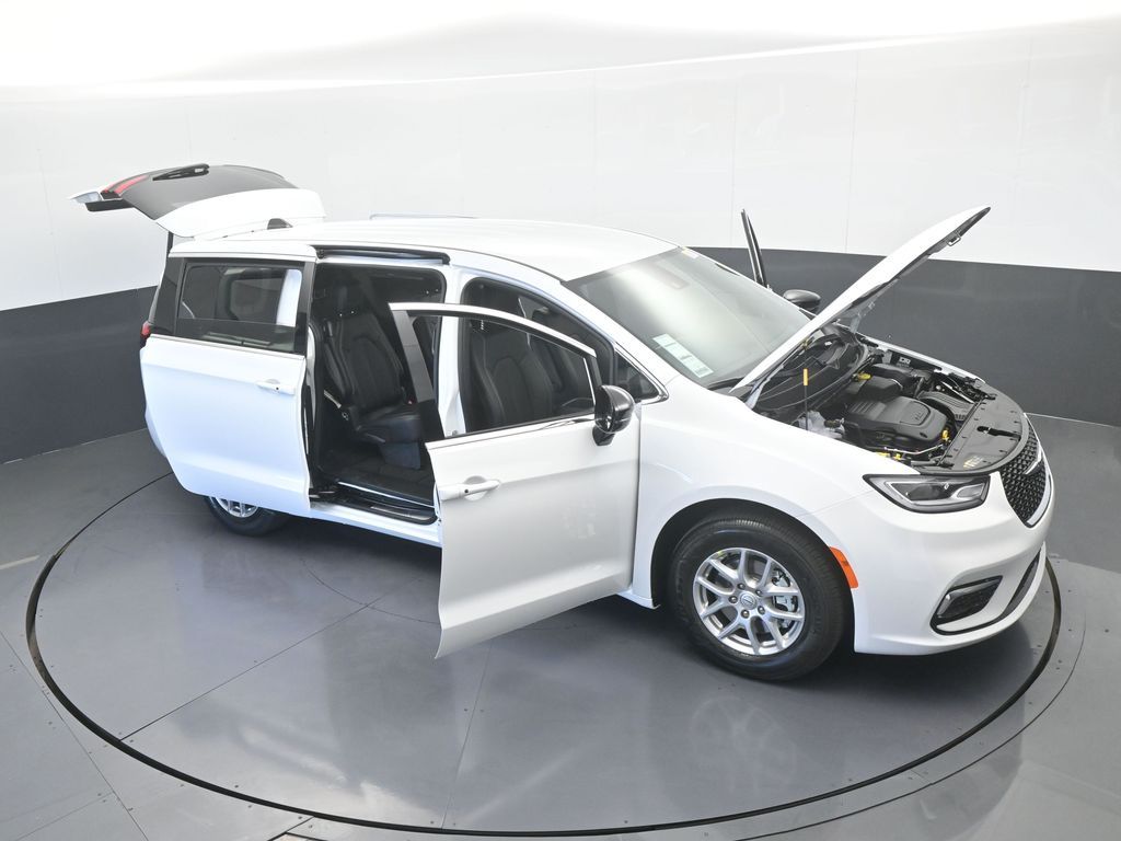 New 2026 Bright White Clearcoat Chrysler Select image 68