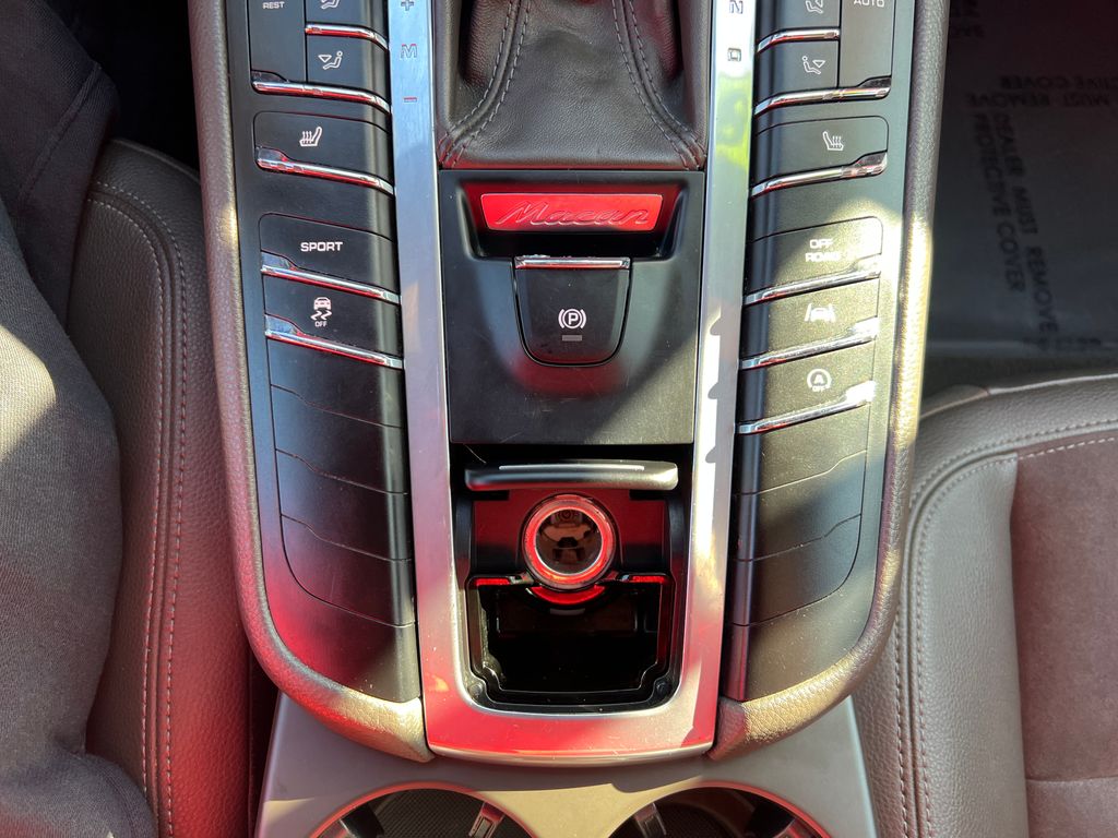 Thumbnail: 2018 Porsche Macan - 27