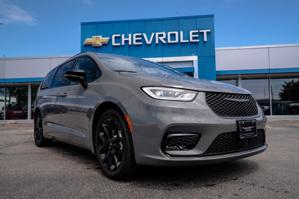 2025 Chrysler Pacifica Limited's photo