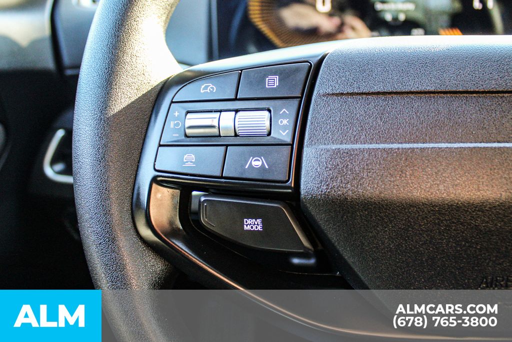Used 2025 White Kia LXS image 24