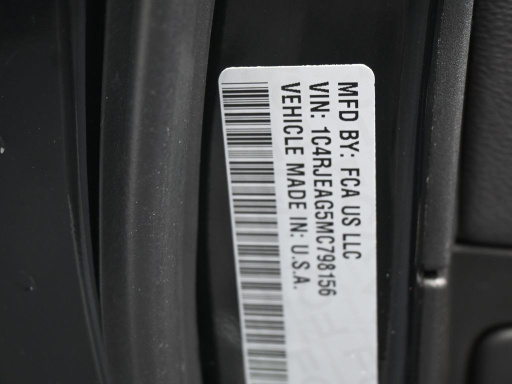 Used 2021 Diamond Black Crystal Pearlcoat Jeep Laredo X image 15