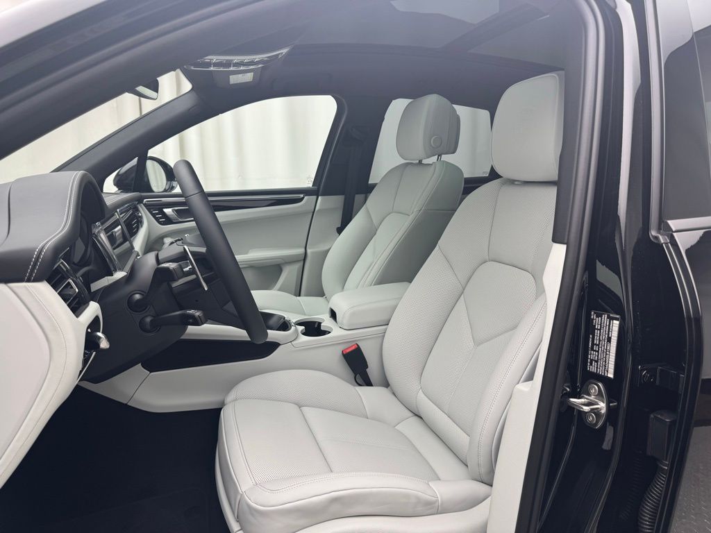 Thumbnail: 2025 Porsche Macan - 5