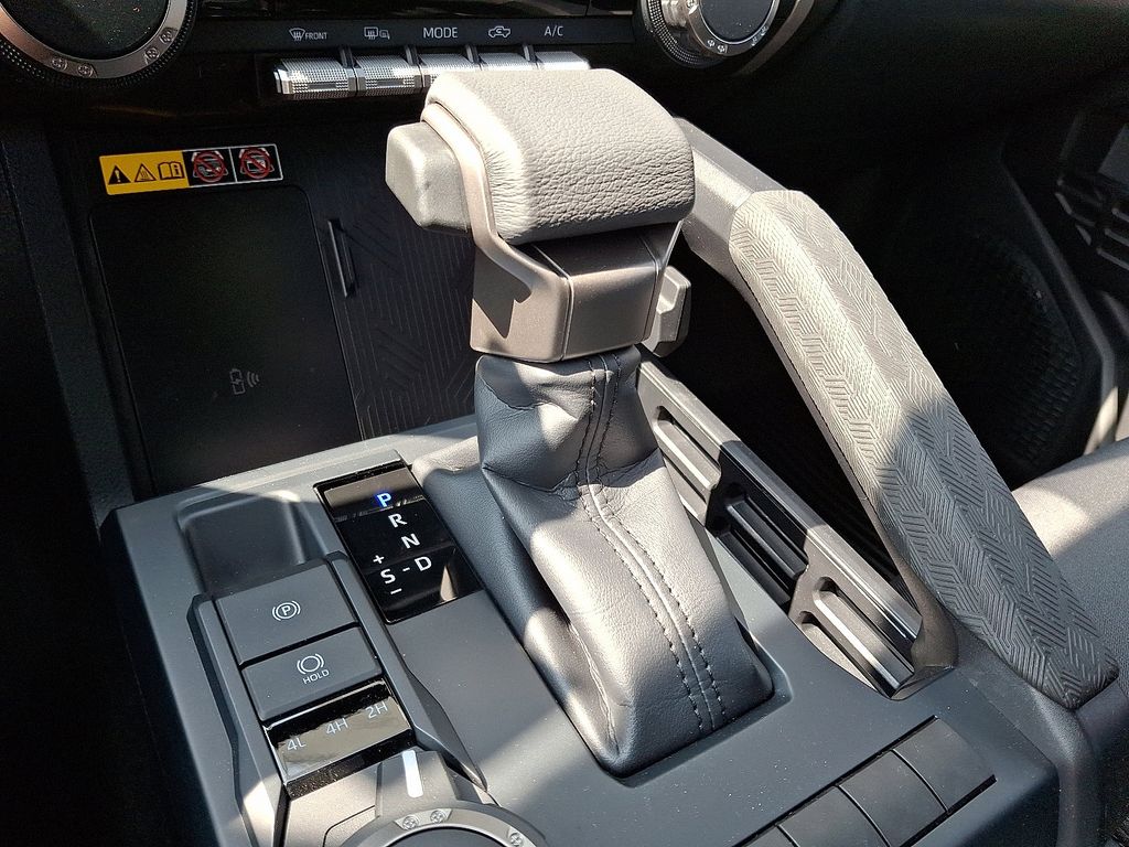 2025 Toyota Tacoma SR5 10