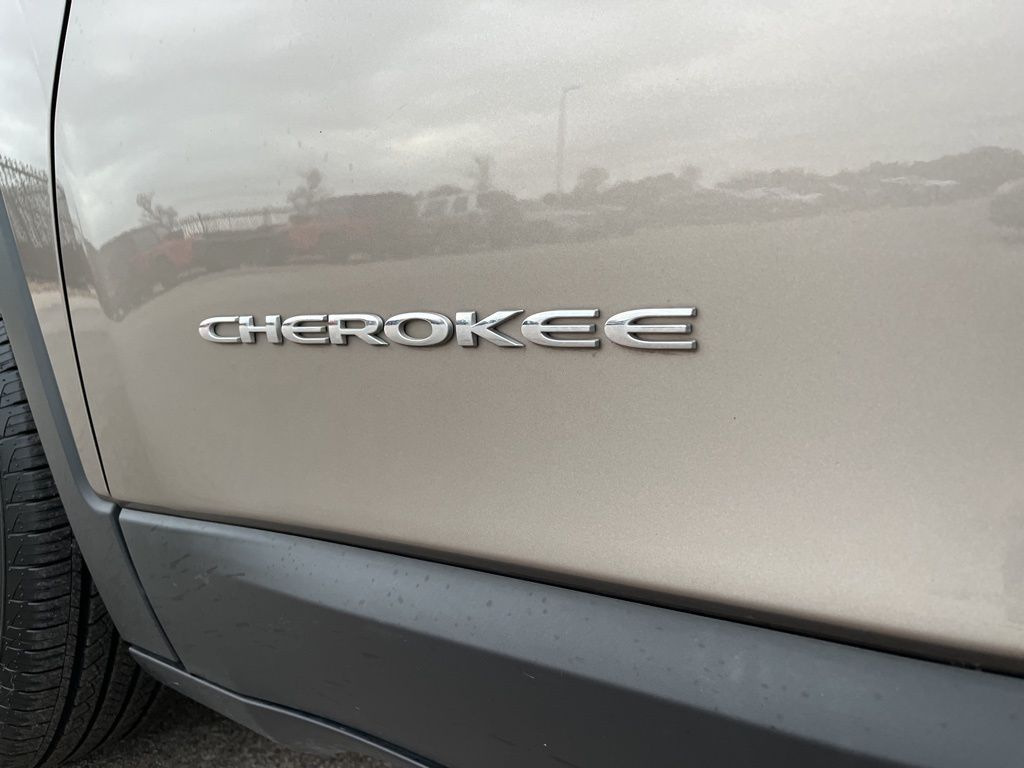 Thumbnail: 2021 Jeep Cherokee - 10