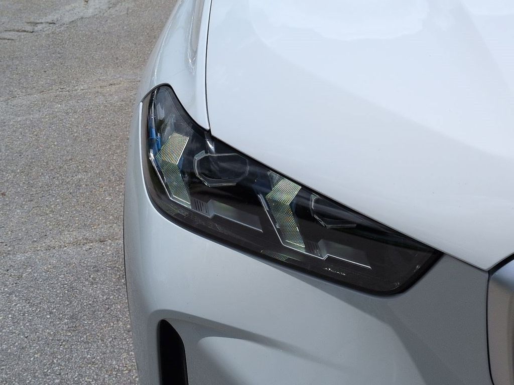 New 2026 White BMW xDrive40i image 10