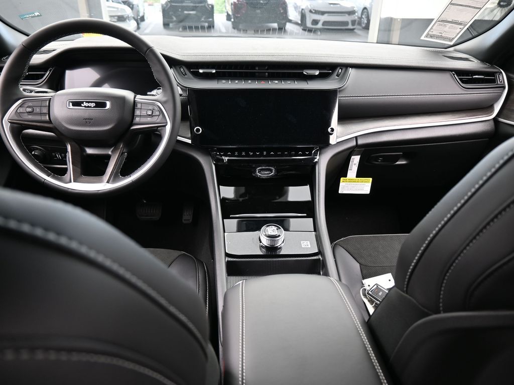 New 2026 Diamond Black Crystal Pearlcoat Jeep Laredo image 29