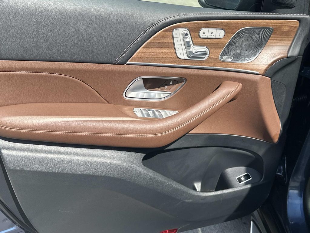 Thumbnail: 2026 Mercedes-Benz GLE - 16