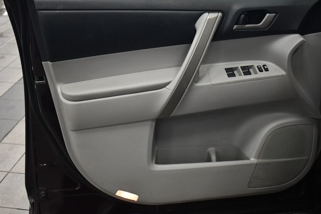 Thumbnail: 2012 Toyota Highlander - 15