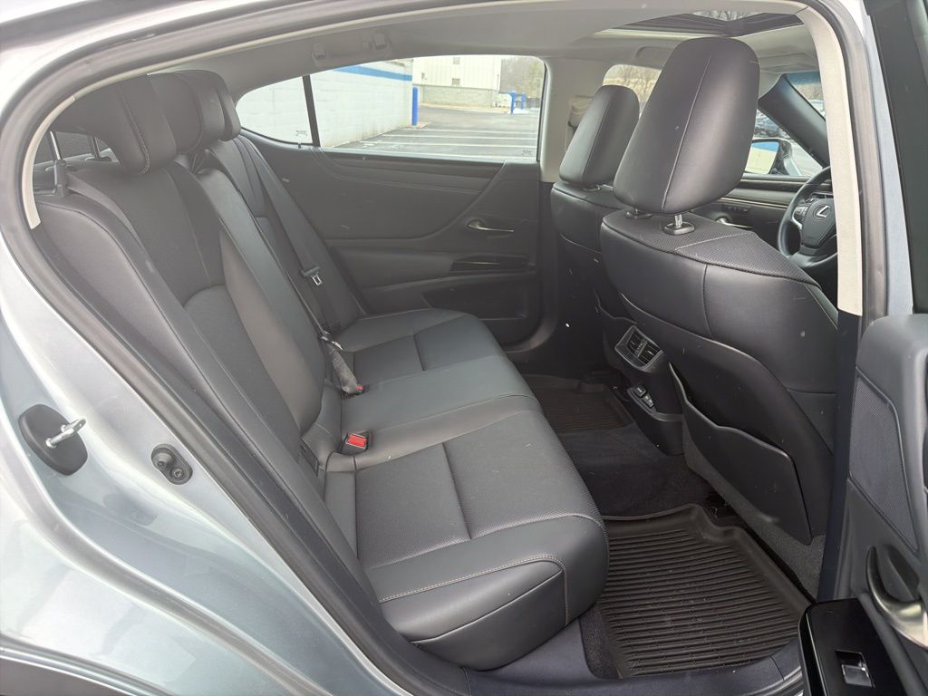 Thumbnail: 2022 Lexus ES - 23