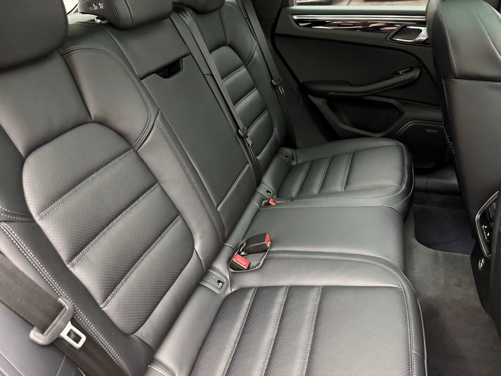 Thumbnail: 2026 Porsche Macan - 26