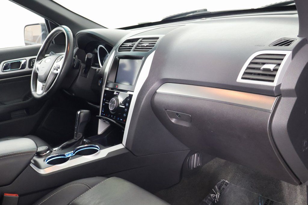 Thumbnail: 2015 Ford Explorer - 9