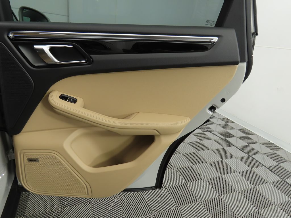 Thumbnail: 2025 Porsche Macan - 29