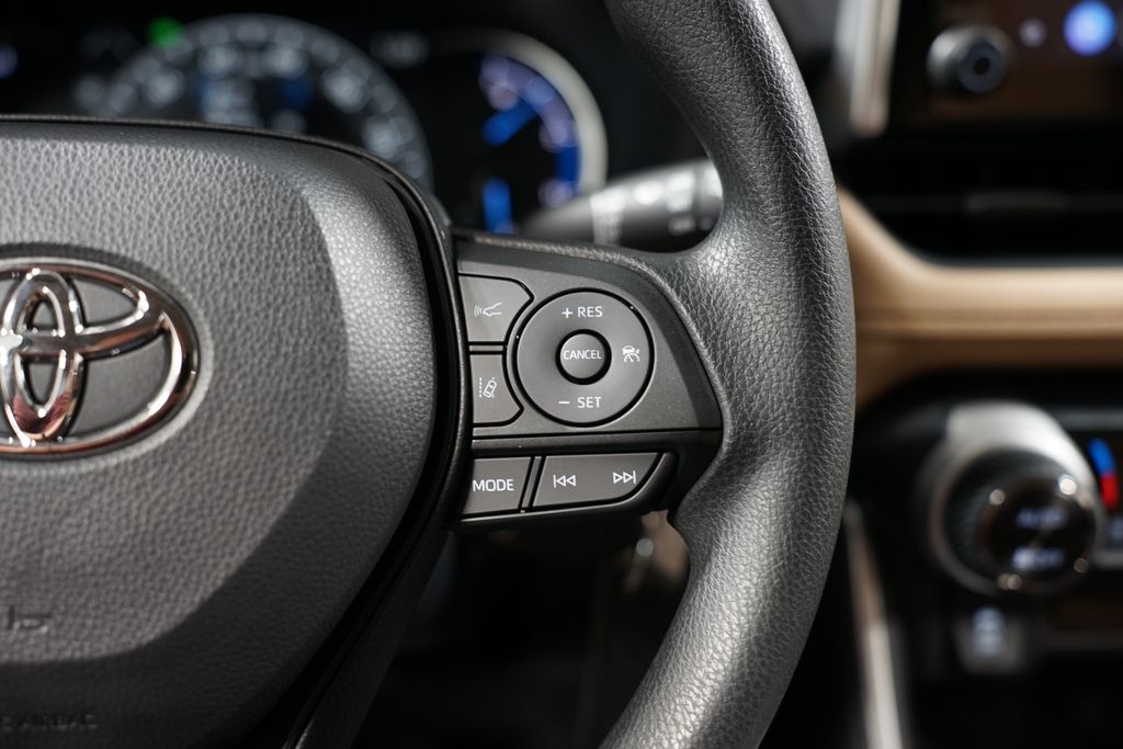 2025 Toyota RAV4 LE 13