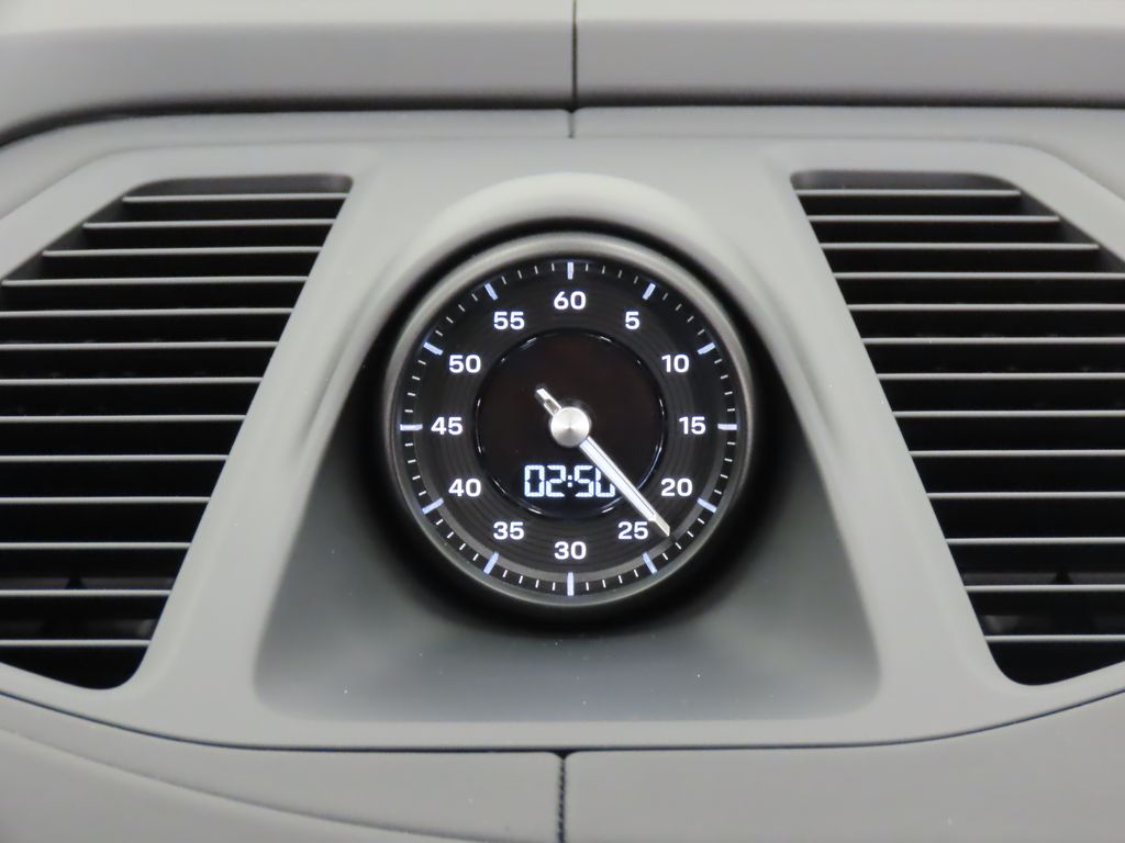 Thumbnail: 2025 Porsche Macan - 26