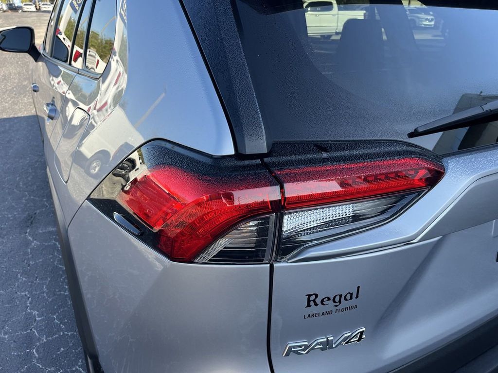 2022 Toyota RAV4 XLE 10