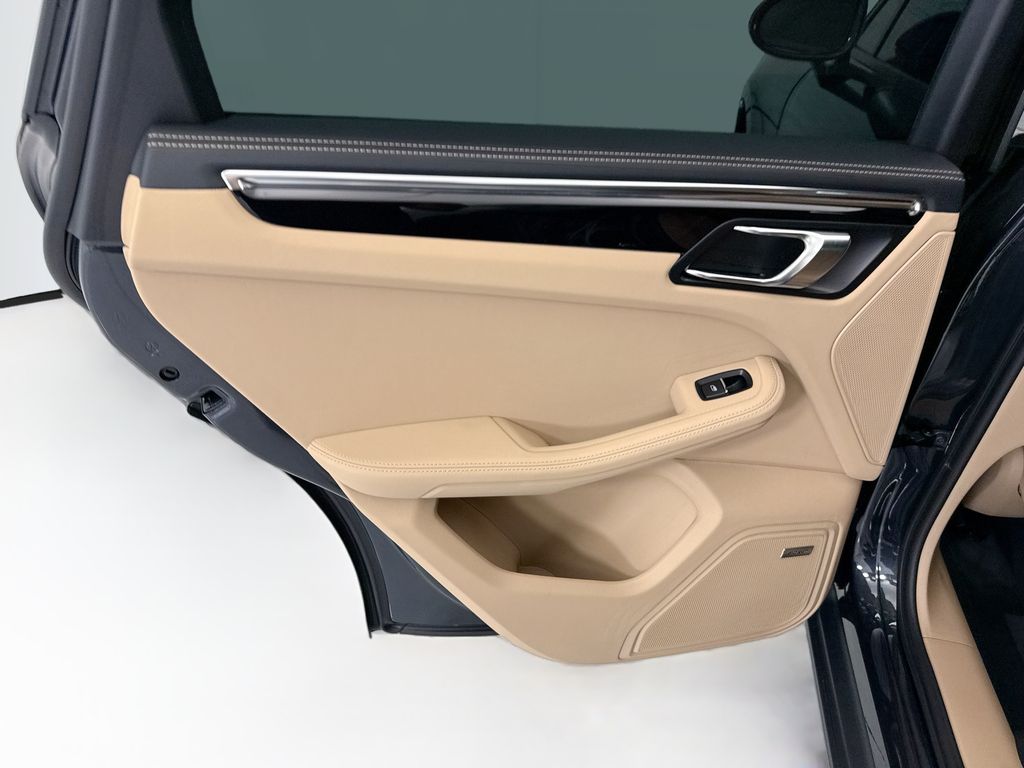 Thumbnail: 2026 Porsche Macan - 26