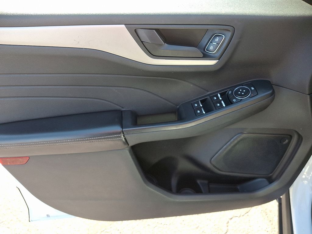 Thumbnail: 2022 Ford Escape - 14