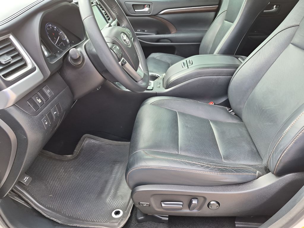 Used 2014  Toyota Limited image 32