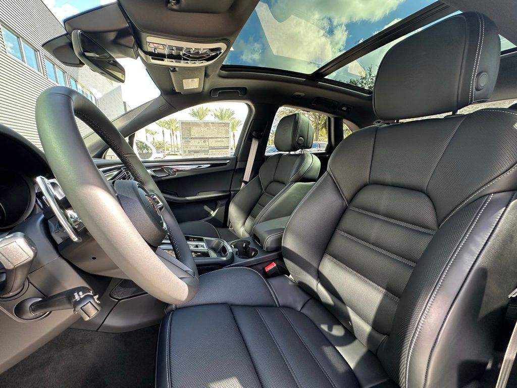 Thumbnail: 2026 Porsche Macan - 5