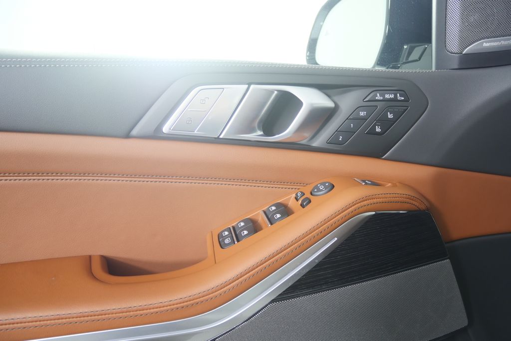 Thumbnail: 2027 BMW X7 - 8