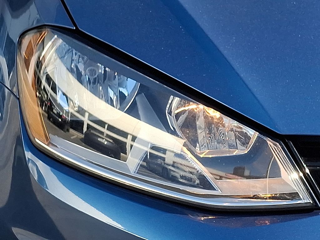 Thumbnail: 2015 Volkswagen Golf - 30