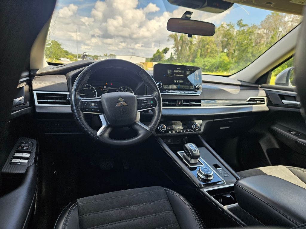 Thumbnail: 2024 Mitsubishi Outlander - 11