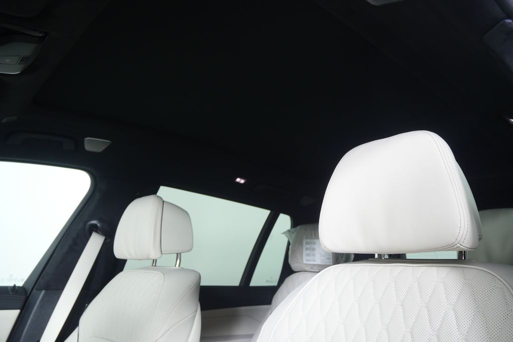 Thumbnail: 2027 BMW X7 - 12