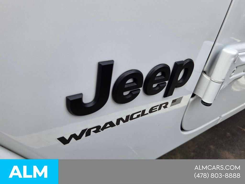 Used 2025 White Jeep Sahara image 4