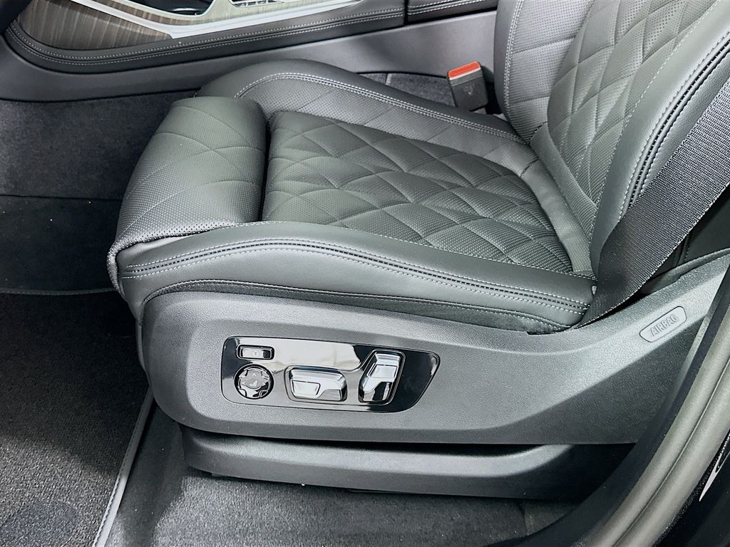 Thumbnail: 2026 BMW X7 - 21