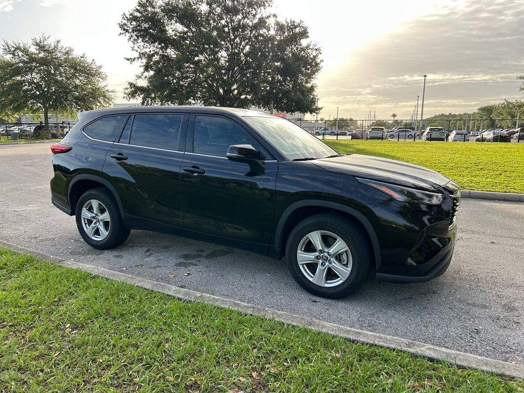 Thumbnail: 2022 Toyota Highlander - 7