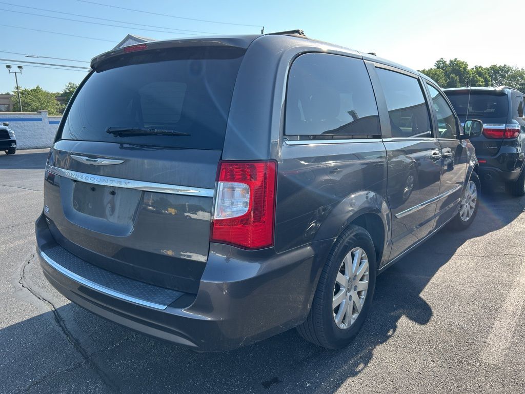 Thumbnail: 2016 Chrysler Town & Country - 3