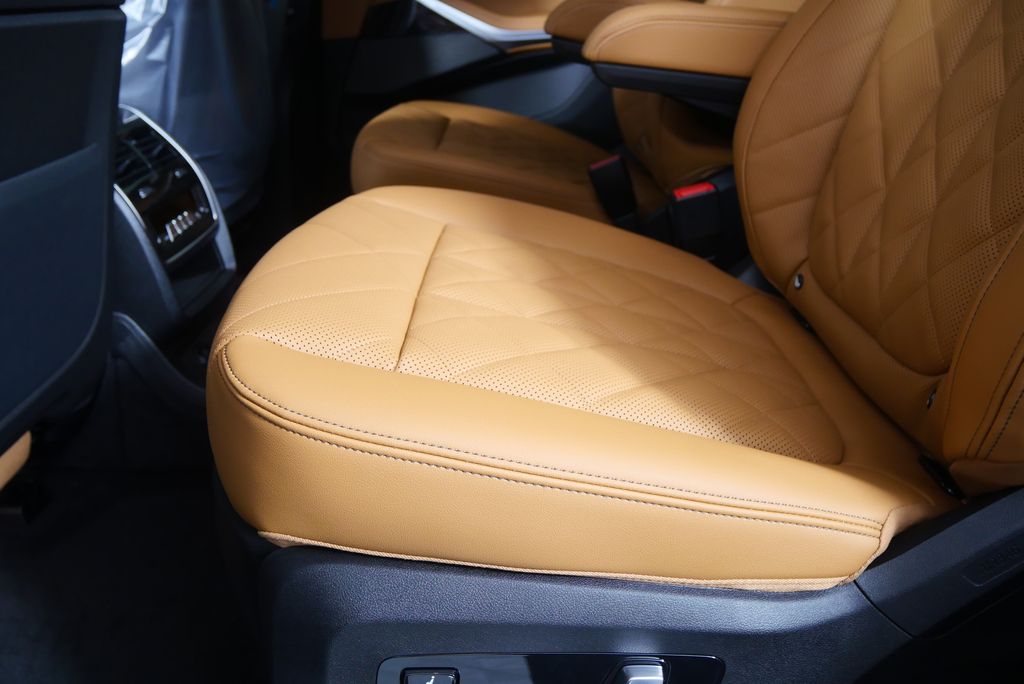 Thumbnail: 2026 BMW X7 - 14