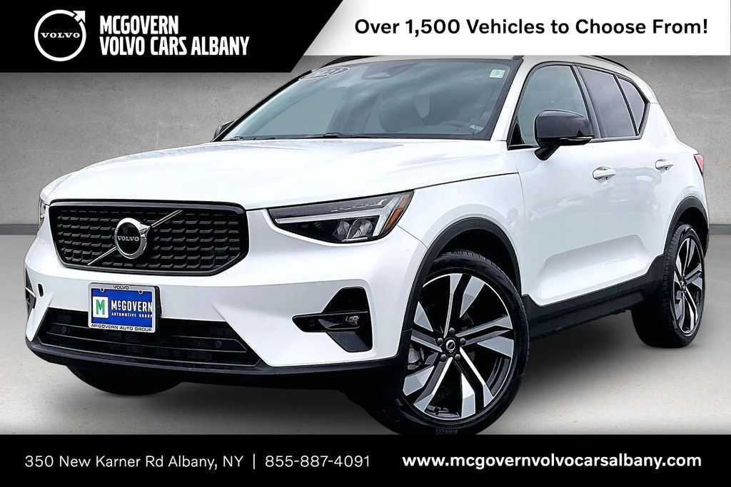 2023 Volvo XC40 B5 Plus Dark Theme AWD