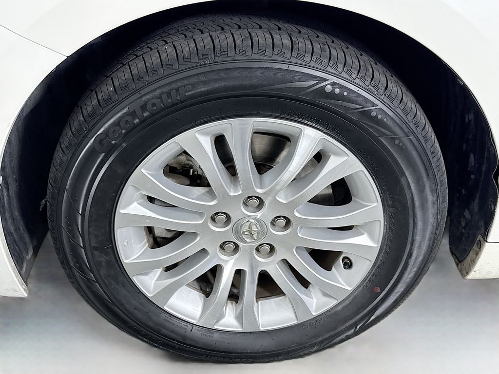 Thumbnail: 2017 Toyota Sienna - 32