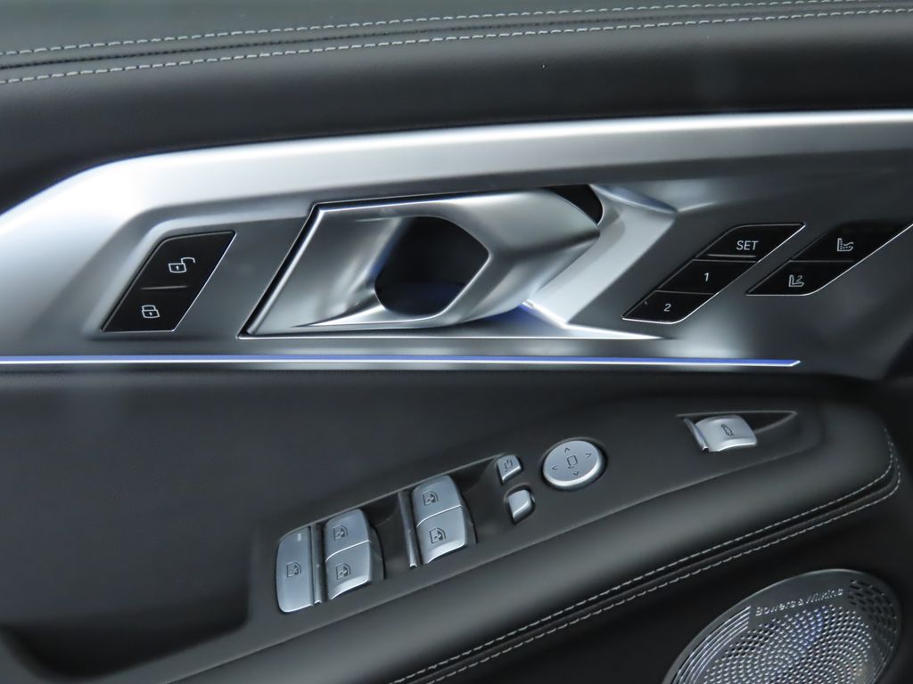 2025 BMW XM  23