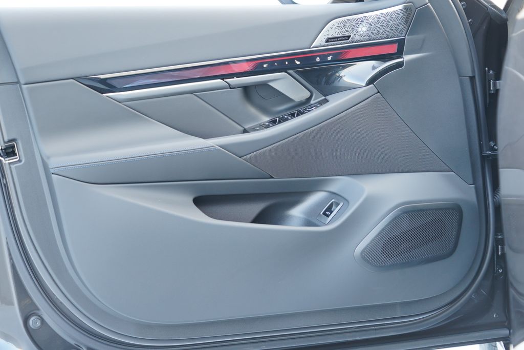 Thumbnail: 2027 BMW 5 Series - 10