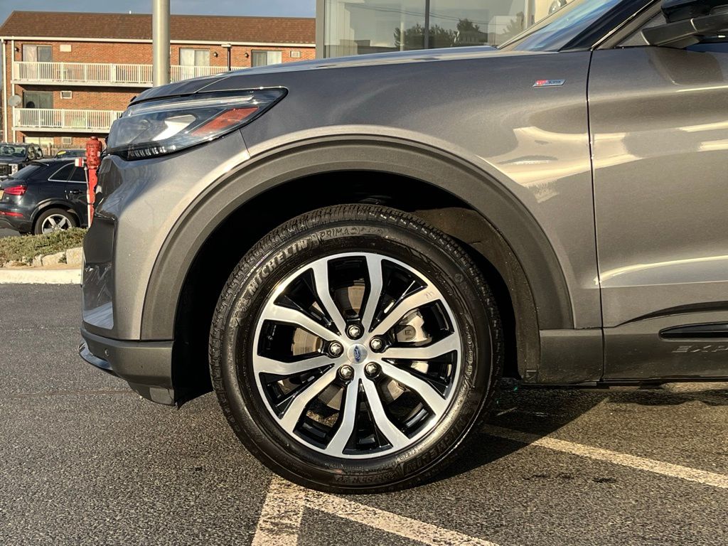 View vehicle photo 4