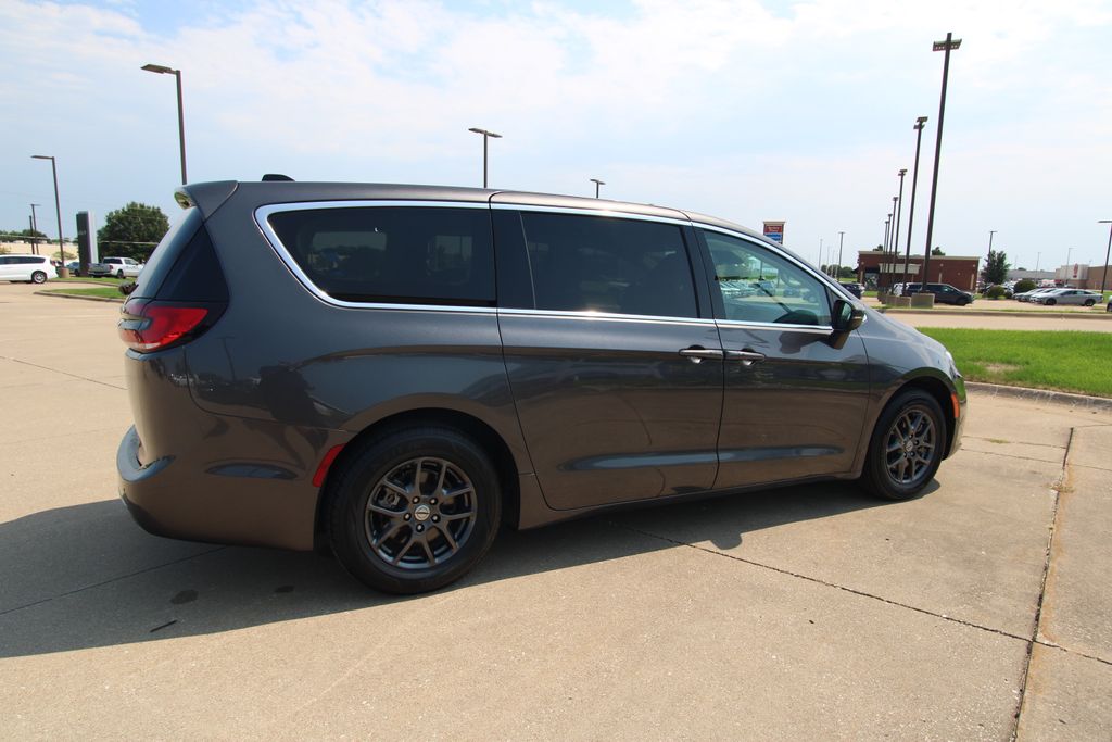Used 2023 Chrysler Pacifica Van