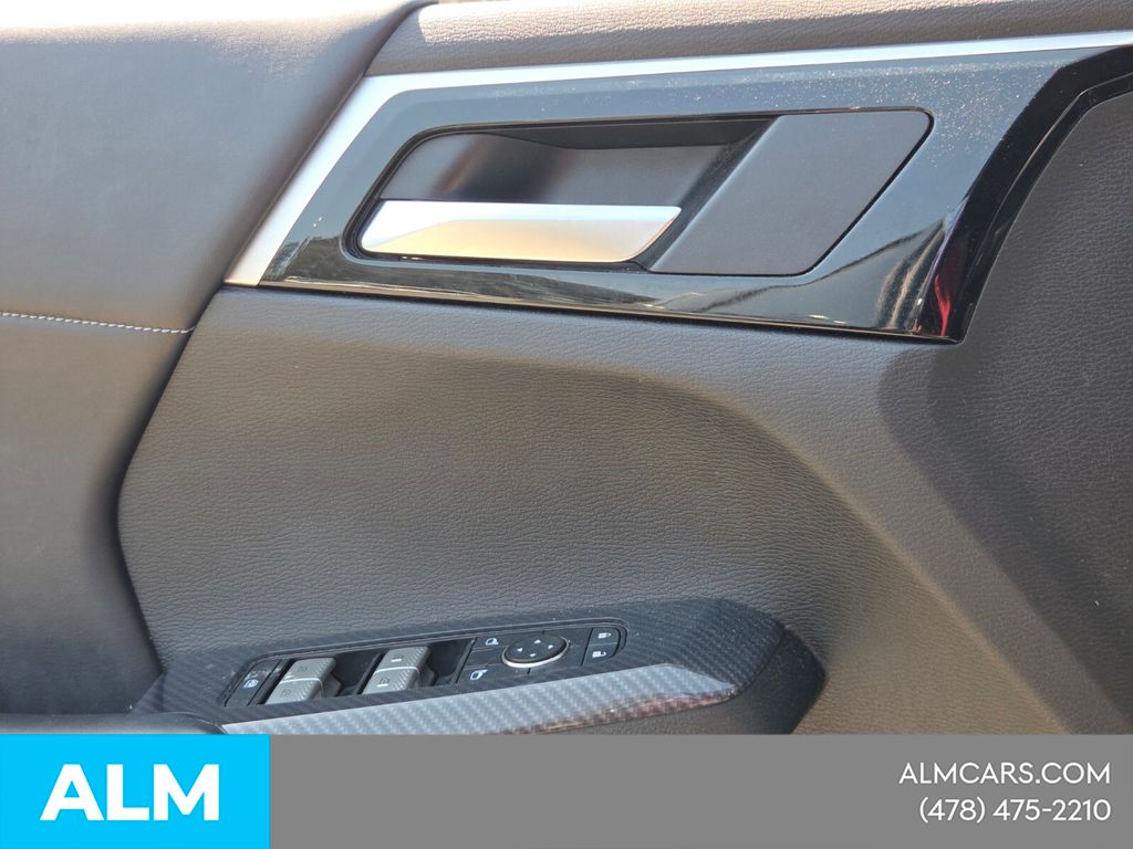Used 2022  Mitsubishi SE image 31