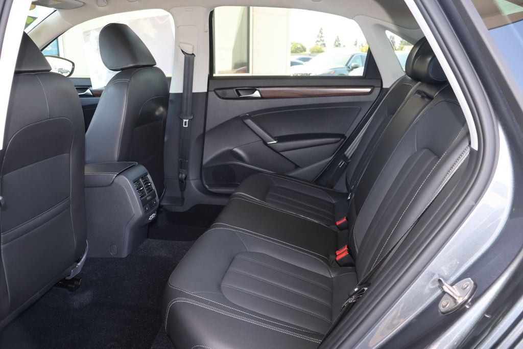 2020 Volkswagen Passat 2.0T 28