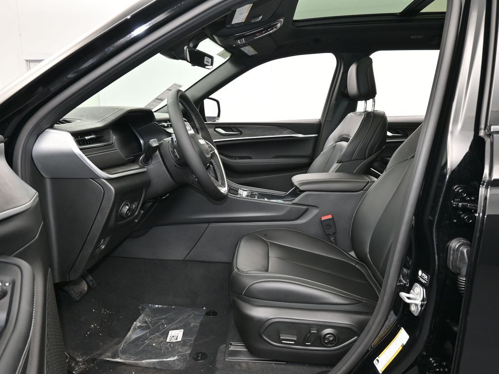 New 2026 Diamond Black Crystal Pearlcoat Jeep Limited image 12