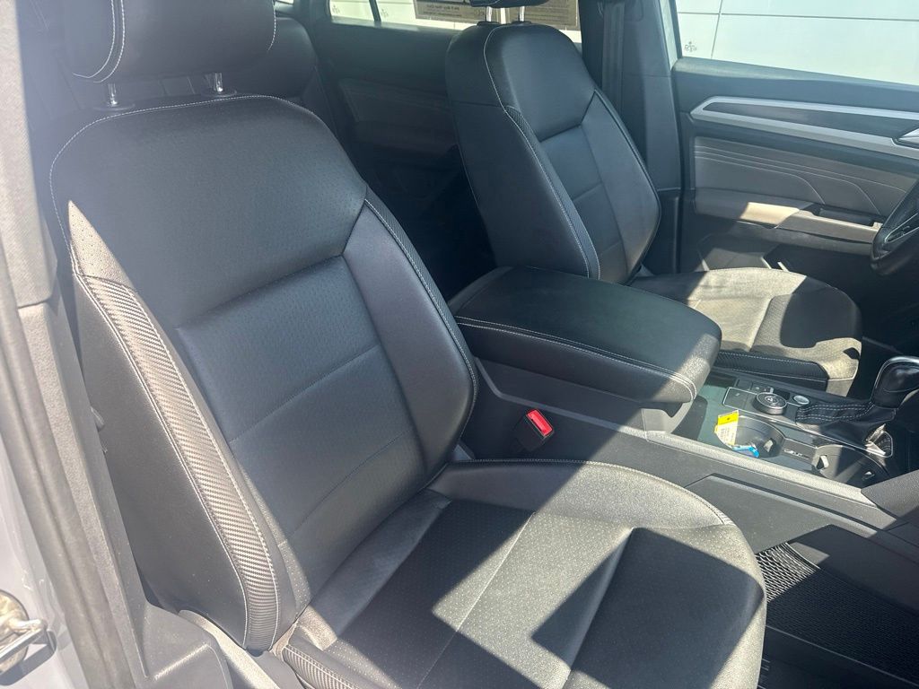 2023 Volkswagen Atlas Cross Sport 2.0T SEL R-Line Black