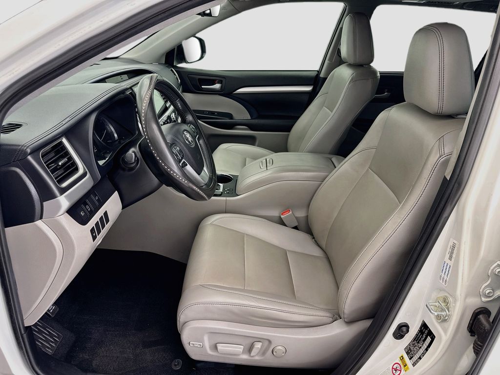 Thumbnail: 2019 Toyota Highlander - 17