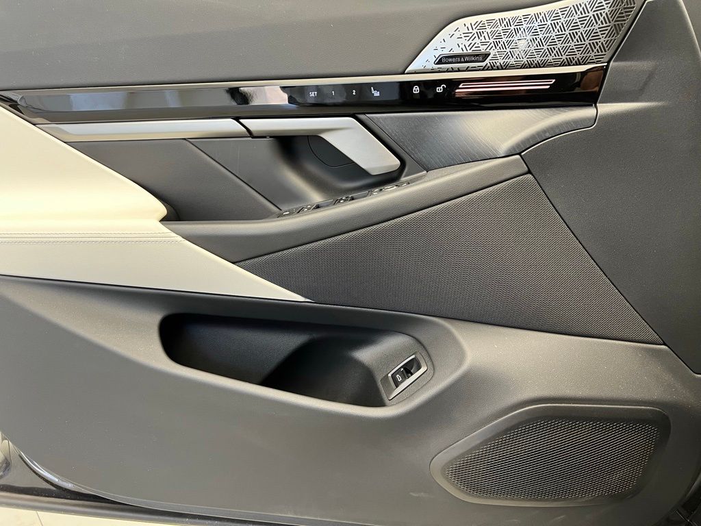 Thumbnail: 2025 BMW 5 Series - 15