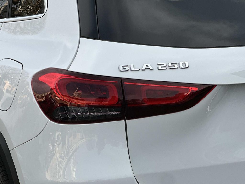 Thumbnail: 2023 Mercedes-Benz GLA - 12