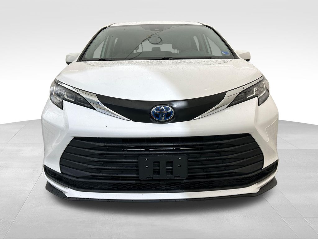Used 2023 White Toyota LE image 9