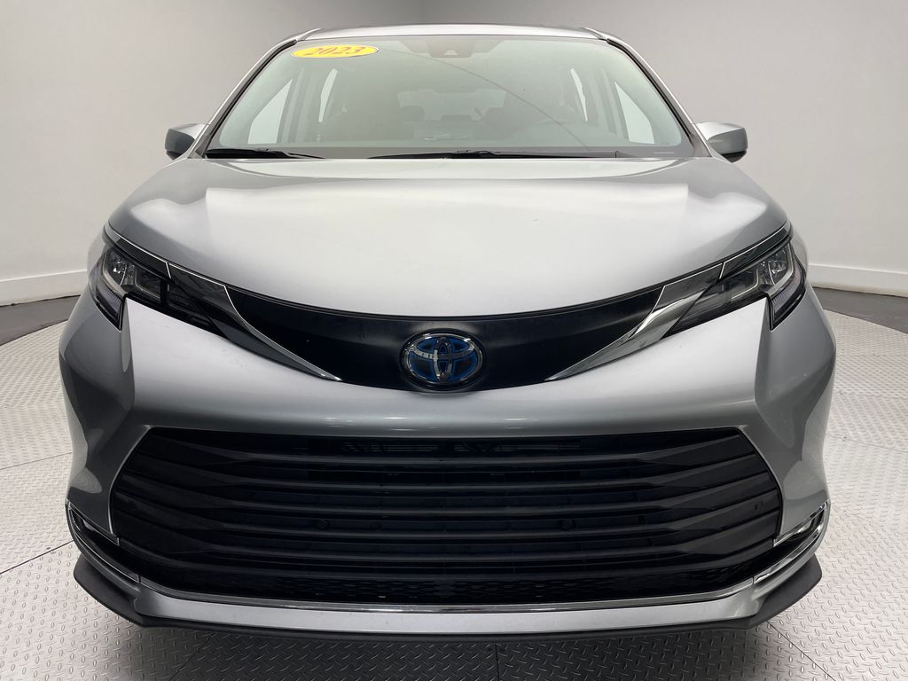 2023 Toyota Sienna XLE 2