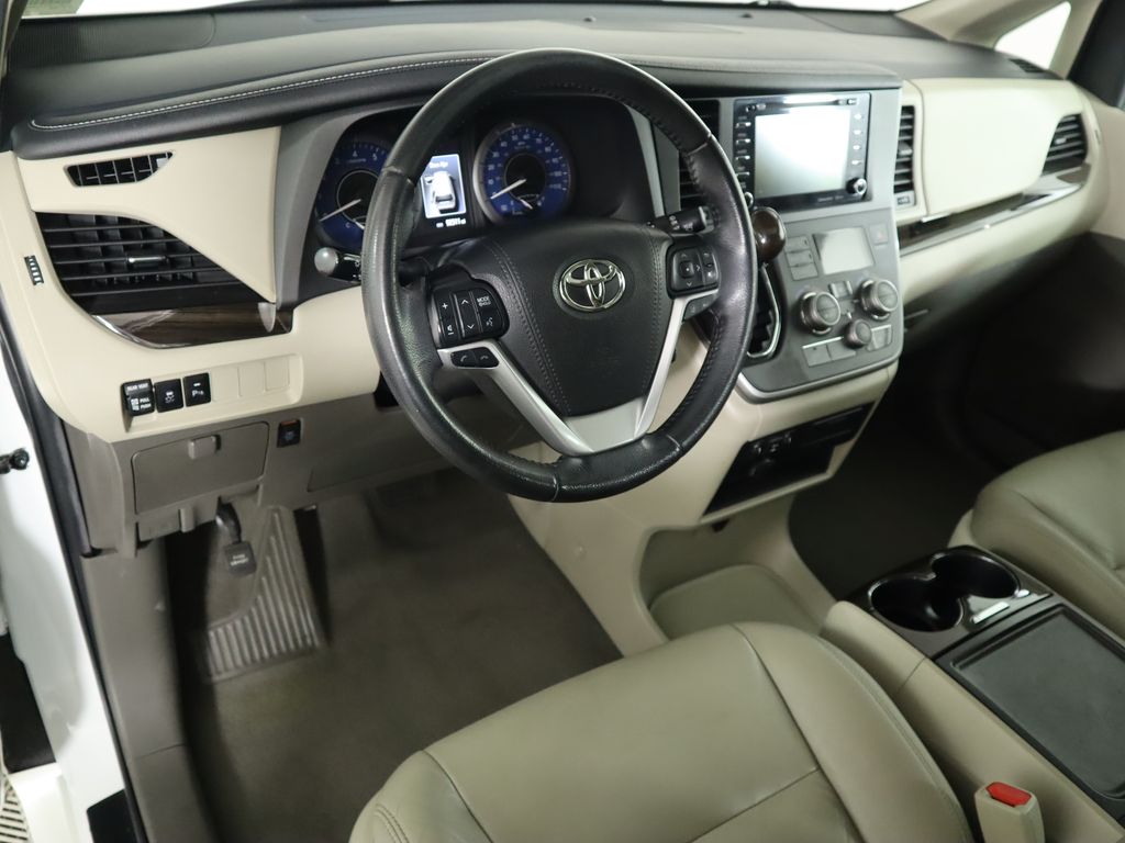 2020 Toyota Sienna XLE 9